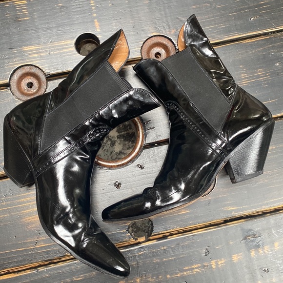 Versace Patent Leather Ankle Boots with Western Flair - A Wardrobe Must-Have! - Picture 3 of 17